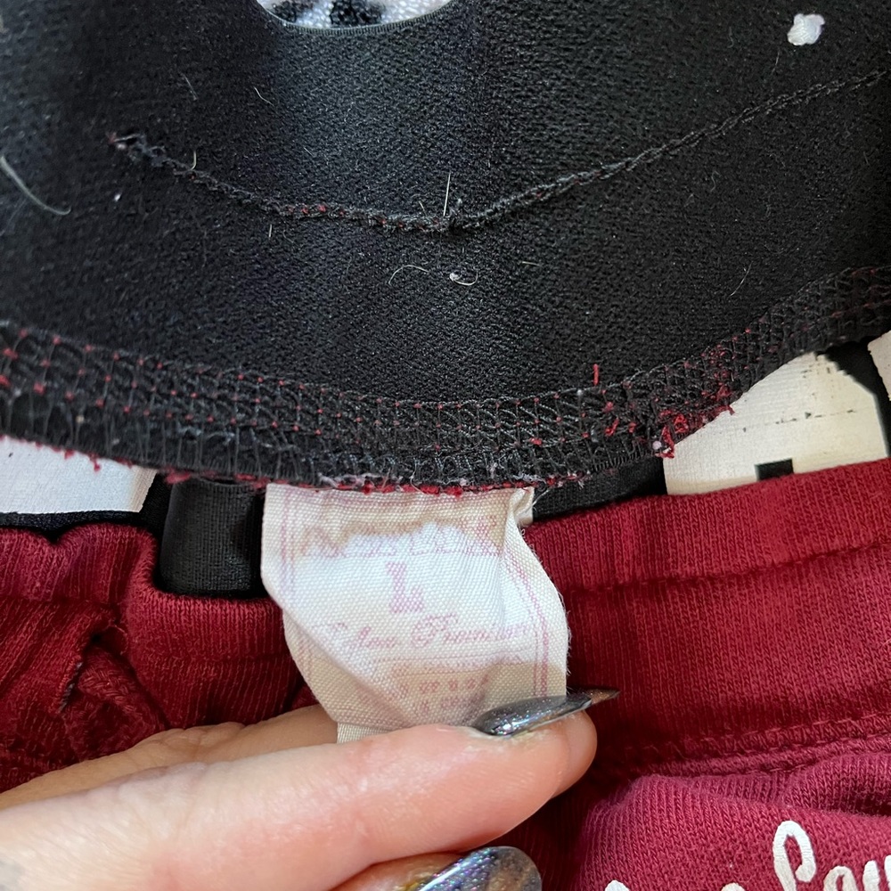 I’m not sure of the brand but they are a size large. Nothing wrong with them.